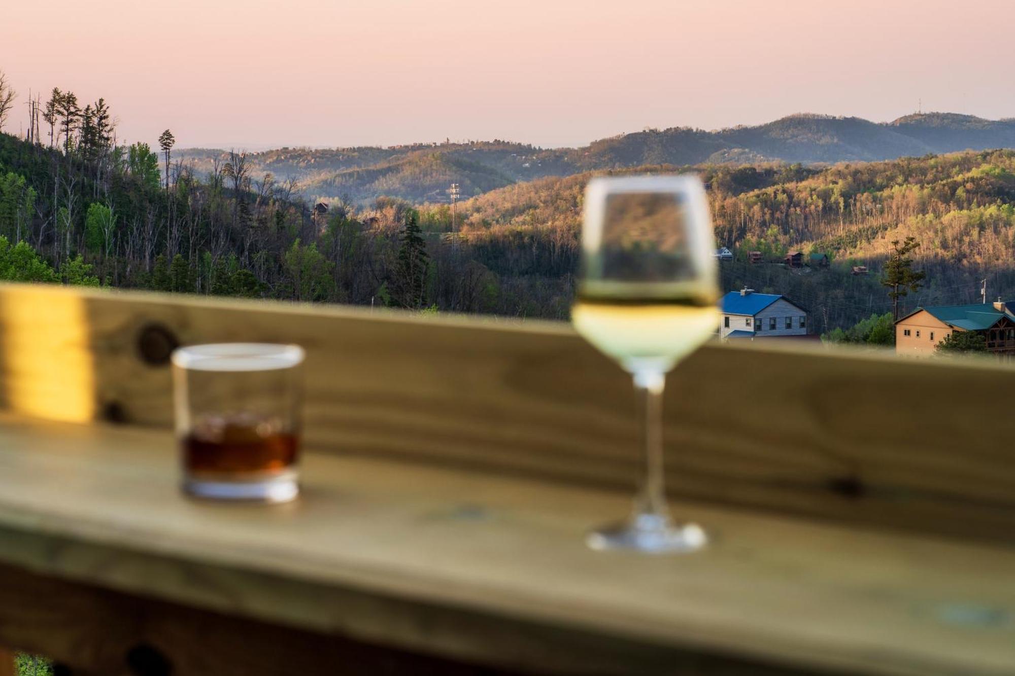 Mountainscape - Brand New Cabin W Views - Hottub - Firetable - Ps5 - Pooltable - 3 Pools Gatlinburg Exteriör bild